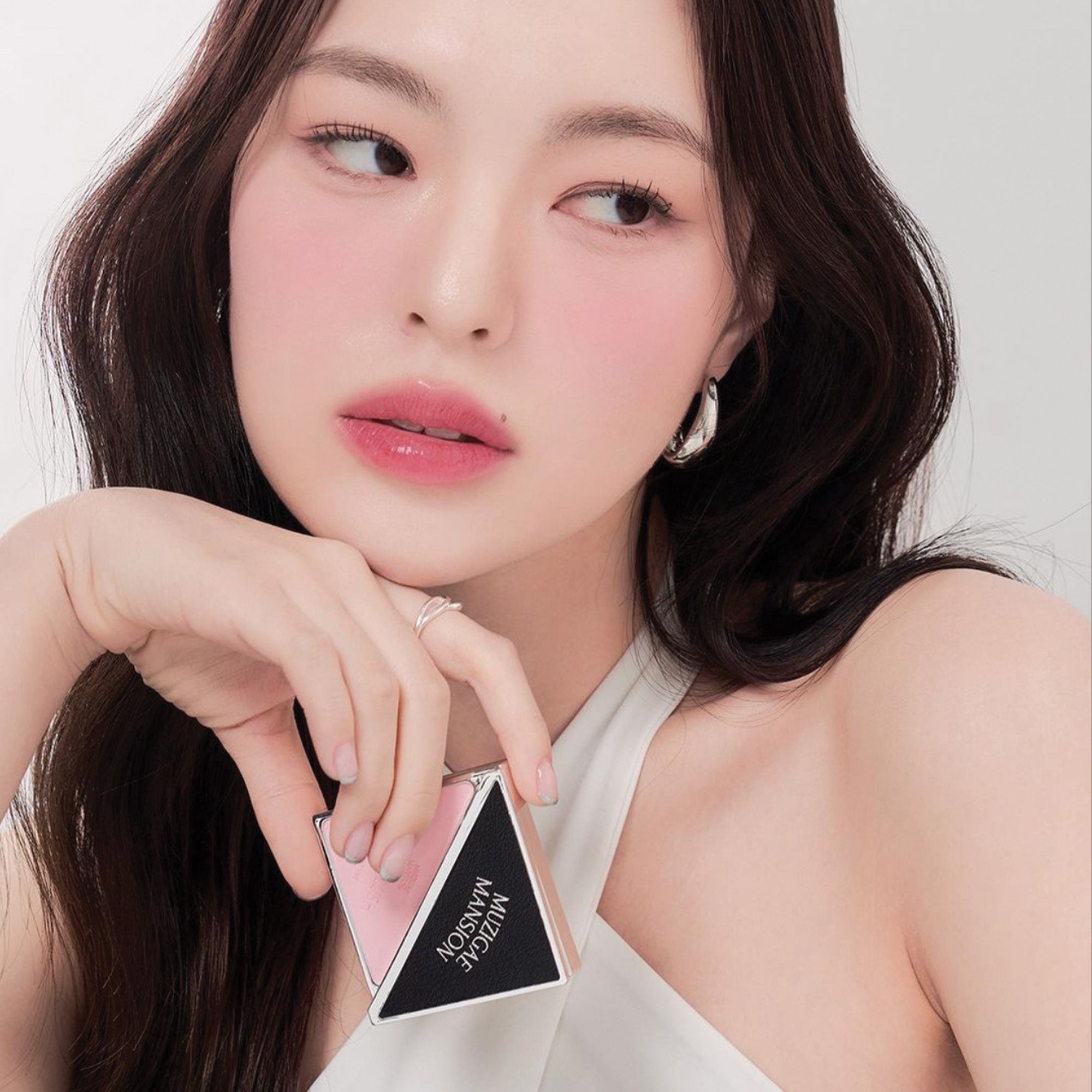 Model wearing Muzigae Mansion Fitting Blush in Kinda, showing the shade in natural lighting